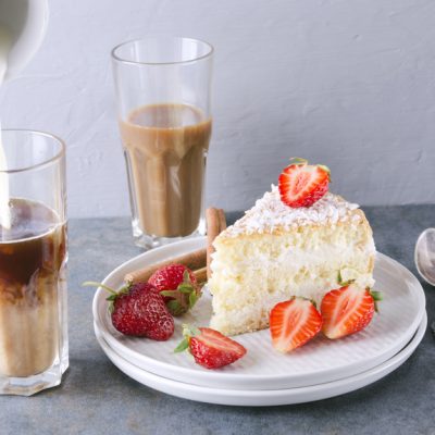 white cake wedding recipe on Cake-Geek.com, image Viktoriia Oleinichenko